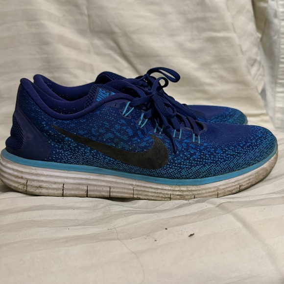 I’m selling the size 10 blue Nike shoes, they are used, but still good quality - Picture 2 of 4